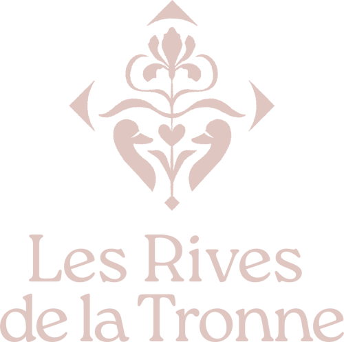 Logo et emblème de marque de l'hôtel de luxe Les Rives de la Tronne aux teintes rose poudré