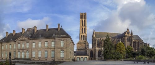 Bâtiments historiques et clocher d'église à Châlus, France près du Domaine de Châlus-Chabrol