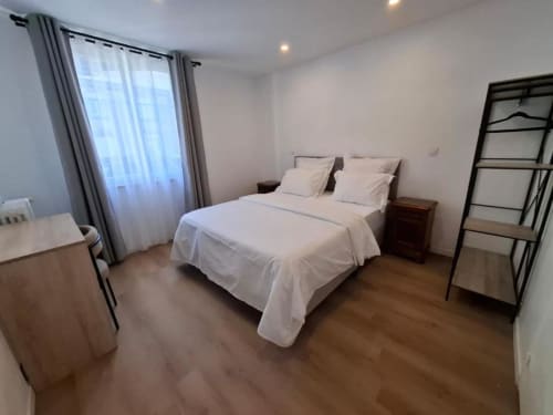 Chambre spacieuse avec lit king-size à La Villa Cassinne à Montebourg, France, draps blancs, vue sur jardin, parquet