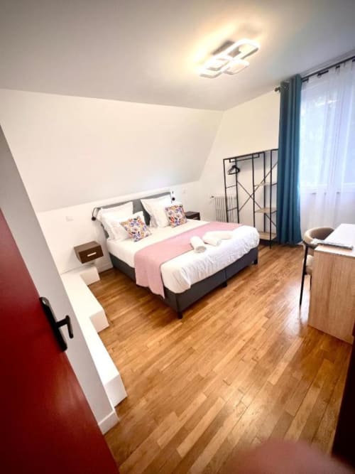Deluxe King-Size bedroom at La Villa Cassinne B&B in Montebourg with parquet floors, garden view, and modern amenities