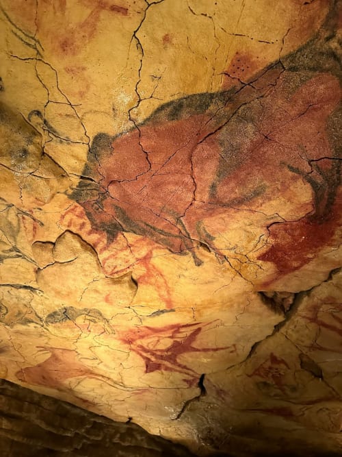 Peintures rupestres anciennes avec empreintes de mains à l'ocre et dessins linéaires au Domaine de Châlus-Chabrol, Châlus France