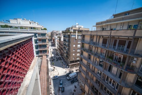 Vista dalla città dall'appartamento Newhouse a Bari, Italia con affaccio su edifici storici e piazza urbana