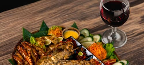 Peixe grelhado com vegetais frescos e vinho tinto no restaurante EcoHost Matosinhos