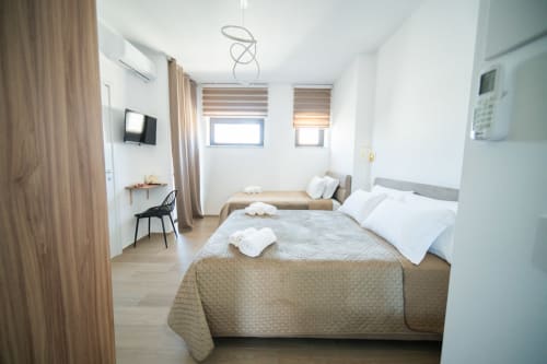 Camera Argiro 1 del Newhouse hotel a Bari con letti gemelli, arredamento moderno e vista sulla città