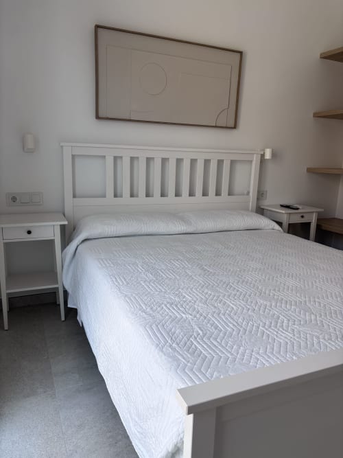 Amplio dormitorio doble con cama blanca y cabecero en el hotel La Llar de Carboneras, habitación con vistas al mar y comodidades modernas