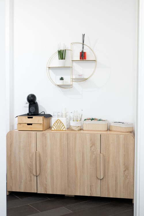 Dettaglio di moderna camera d'albergo al Newhouse Bari con mobile in legno, ripiano a parete elegante e decorativo