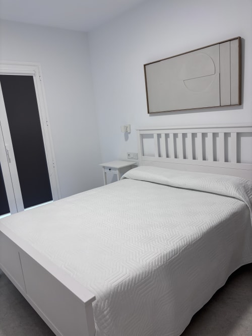 Habitación moderna y luminosa en La Llar B&B con cama doble, televisor de pantalla plana y vistas al mar en Carboneras, España