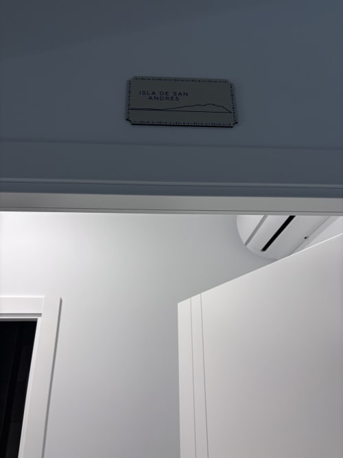 Placa del mapa de Isla de San Andrés en dormitorio La Llar, Carboneras con vistas al mar y comodidades modernas