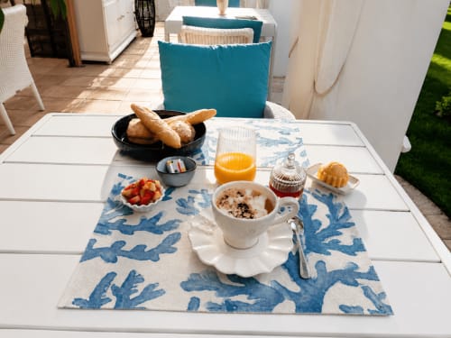 Petit-déjeuner à La Parenthèse de Villepey avec viennoiseries, céréales, jus d'orange et fruits à Saint Aygulf