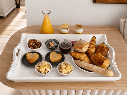 Petit-déjeuner à La Parenthèse de Villepey : viennoiseries, pain, confiture, jus d'orange et gaufres sur plateau blanc