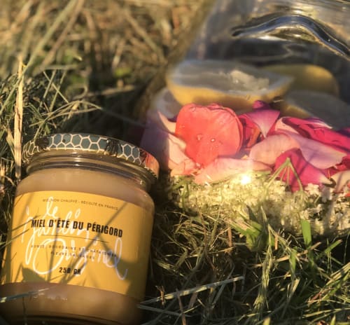 Pot de miel d'été du Périgord avec fleurs séchées au Domaine de Châlus-Chabrol à Châlus, France