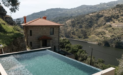 Piscina infinita Douro Sky Valley com vista sobre o rio e as colinas em Miomães, Portugal