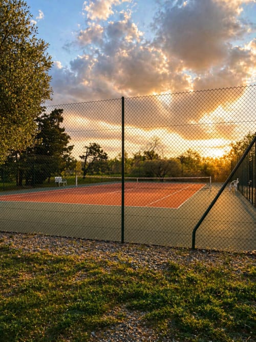 Tennisplätze der La Parenthèse de Villepey bei Sonnenuntergang, Saint Aygulf
