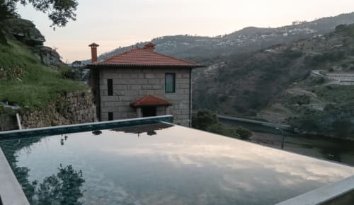 Acogedora casarão de pedra com telhado vermelho sobreposto ao vale do rio Douro em Miomães, Portugal