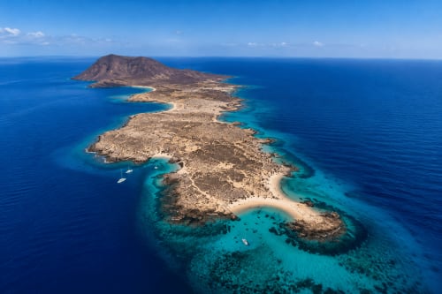 Vista aérea de aguas turquesas e islas volcánicas cerca de Villaverde, España