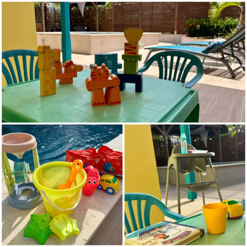 Espace de jeux coloré pour enfants à l'hôtel Kay Lakansiel au Vauclin avec jouets, seaux de plage et mobilier turquoise