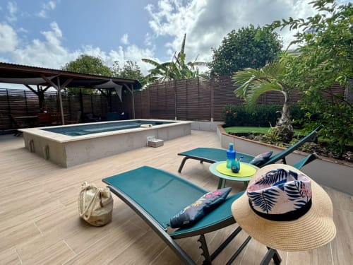 Villa tropicale avec terrasse, transats, piscine privée et jardins luxuriants à Kay Lakansiel, Le Vauclin