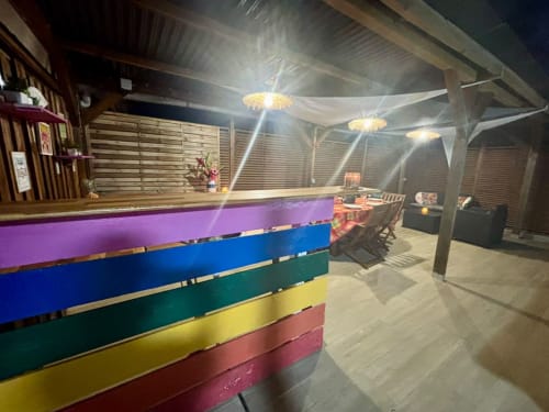 Bar coloré au bord de la piscine de la villa Kay Lakansiel au Vauclin, Martinique avec zone couverte et ambiance tropicale