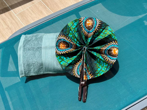 Foulard et serviette aux motifs africains colorés à la piscine de Villa Kay Lakansiel en Martinique