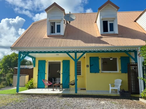 Ravissante villa jaune vif aux volets turquoise et pergola à Le Vauclin, Martinique. Charme familial.