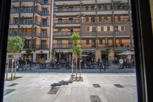 Vista della piazza urbana dall'hotel Newhouse Bari, con area lounge e palazzi residenziali con vista città