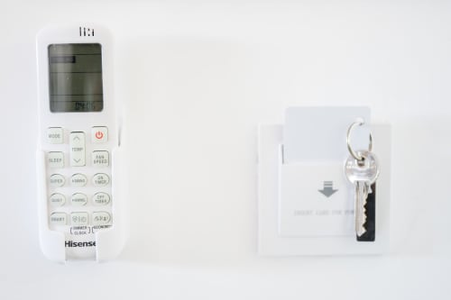 Telecomando condizionatore Hisense e portachiavi tessera accesso Newhouse Bari apartment