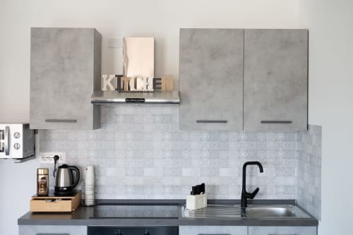 Cucina moderna in Argiro Apartment Deluxe presso Newhouse, Bari: ante grigie, rivestimento decorativo e acciaio inossidabile