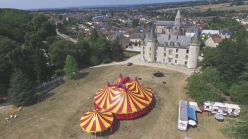 Vue aérienne du Domaine de Châlus-Chabrol avec chapiteau cirque rouge et jaune près du château historique à Châlus, France