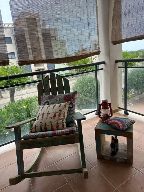 Acogedora terraza en Sant Jordi con silla Adirondack, cojines decorativos, vistas a la montaña y pérgola con sombra