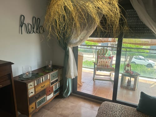 Acogedor apartamento en Sant Jordi con vistas a la montaña, entrada decorada con planta colgante y arte mural "hella"