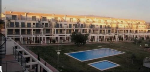 Complejo residencial moderno en Sant Jordi con piscinas, terrazas y vistas a las montañas al atardecer