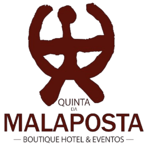 Logótipo do Boutique Hotel & Eventos Quinta da Malaposta com figura estilizada em vermelho-escuro, Vila Nova de Cerveira