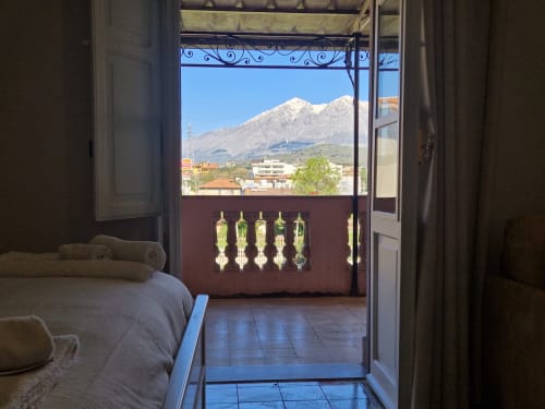 Balcone della camera con vista sulle montagne innevate presso l'Il 900 B&B di Avezzano, Italia
