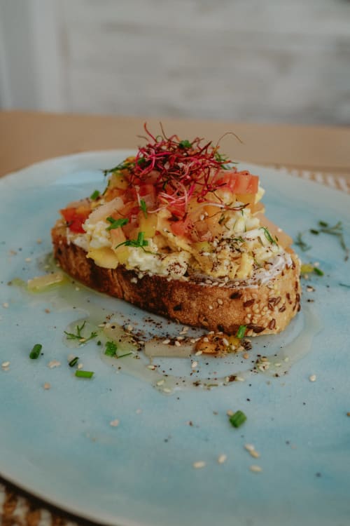 Toast au salade d'œuf gastronomique avec microgreens rouges au Bleu Guesthouse, Saint François
