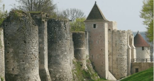 Tours médiévales du château à la Demeure De La Garenne, un gîte de charme à Montmirail, France