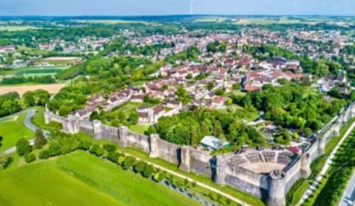 Vue aérienne de Montmirail avec ses ruines de château médiéval et son charmant village français niché dans la campagne verdoyante