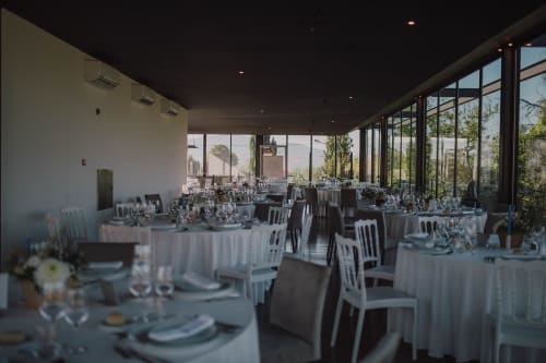 Recepção de casamento elegante na Quinta da Malaposta Boutique Hotel com mesas redondas, cadeiras brancas e vistas panorâmicas da Vila