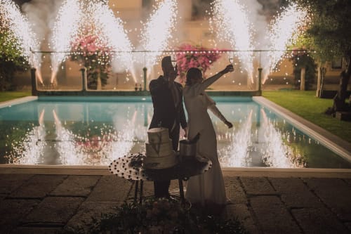Casal celebra à beira da piscina com fogos de artifício na Quinta da Malaposta Boutique Hotel em Vila Nova de Cerveira, Portugal