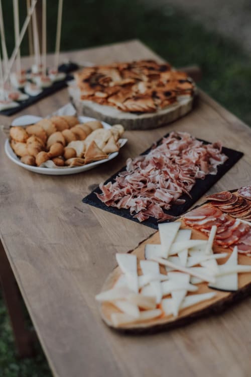 Tábua de charcutaria e queijos na experiência gastronômica ao ar livre do Quinta da Malaposta Boutique Hotel em Vila Nova de Cerveira