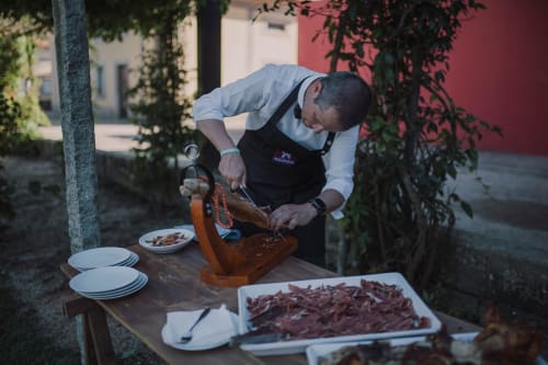Chef preparando prato tradicional de carne na Quinta da Malaposta Boutique Hotel em Vila Nova de Cerveira, Portugal
