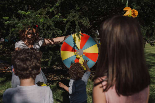 Crianças brincando com um jogo de roda colorido no jardim da Quinta da Malaposta Boutique Hotel em Portugal