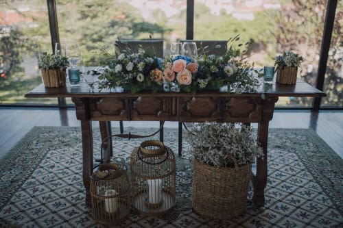 Mesa elegante de recepção de casamento na Quinta da Malaposta com arranjos florais e vistas do interior em Vila Nova de