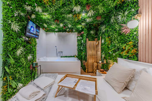 Wellkhome Bordeaux LA BOÉTIE apartment with living area, modern bathtub surrounded by green living wall, TV, and wooden