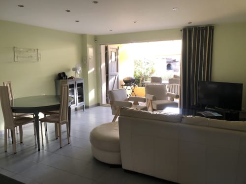 Spacieux salon ouvert de la Villa Gecko Anis à Saint-Raphaël avec salle à manger, salon confortable, TV et terrasse