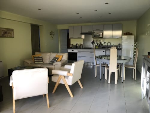 Espace ouvert moderne avec salon et cuisine à Villa Gecko, Saint Raphaël, mobilier contemporain et finitions inox