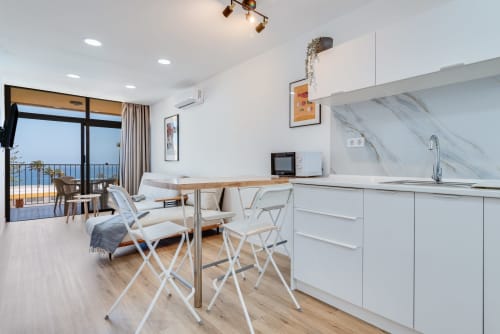 Modern sea view apartment in Gran Canaria with kitchenette, dining area, and ocean balcony