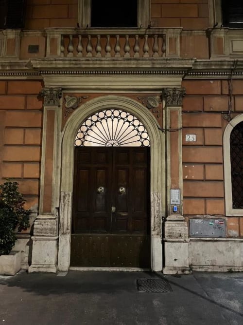 Elegante portale ad arco con finestra a ventaglio presso la boutique hotel Domus Giovanna a Roma, Italia