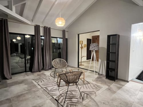 Espace de vie moderne du gîte Passion Vanille Cannelle aux Trois-Ilets, avec mobilier, luminaires suspendus et espace ouvert