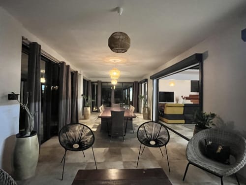 Intérieur de cottage moderne aux Hébergements Passion avec salon élégant, salle à manger et accès à la vue mer à la Martinique