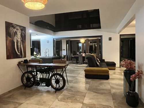 Séjour moderne avec table à manger, coin salon et cuisine aux Hébergements Passion en Martinique